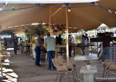 Lekker even wat eten en drinken in de tent bij Florensis.